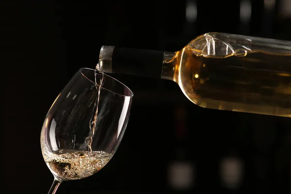Наливаючи Біле Вино Пляшки Склянку Розмитому Фоні Крупним Планом — стокове фото