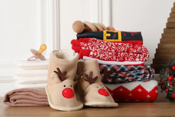 木制桌子上的婴儿用品 配件和圣诞装饰品 — 图库照片