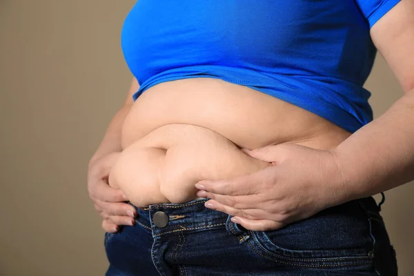 Übergewichtige Frau Engem Hemd Und Jeans Auf Hellbraunem Hintergrund Nahaufnahme — Stockfoto