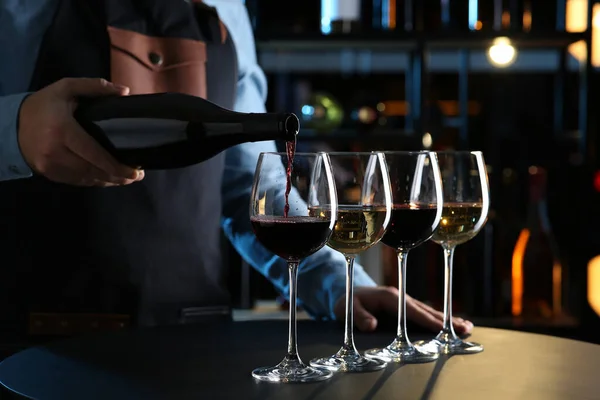 屋内テーブルで設定されたワインの試飲を準備するバーテンダー クローズアップ — ストック写真