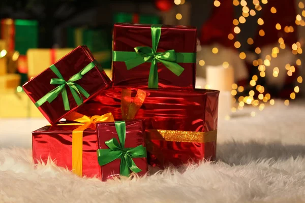 Красиві Різдвяні Подарунки Пухнастому Килимі Кімнаті — стокове фото