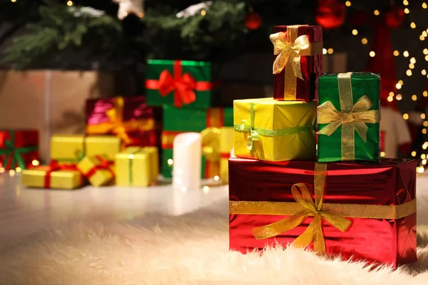 Mooie Geschenkdozen Bij Kerstboom Kamer Ruimte Voor Tekst — Stockfoto