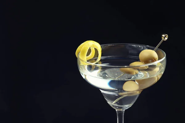 Martini Cocktail Mit Oliven Und Zitronengeschmack Auf Dunklem Hintergrund Nahaufnahme — Stockfoto