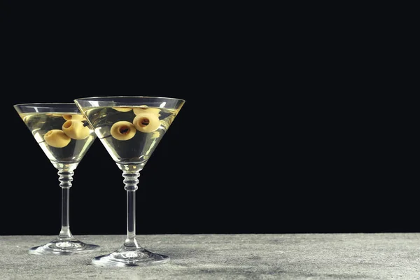 Martini Cocktails Mit Oliven Auf Grauem Tisch Vor Dunklem Hintergrund — Stockfoto