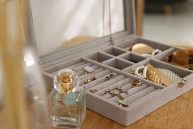 Tahta masa üzerinde güzel bijouterie ile zarif mücevher kutusu, yakın plan.