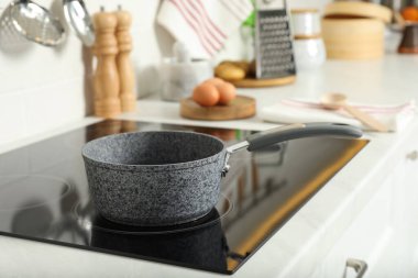 Mutfaktaki elektrikli ocakta tencere. Mutfak aletleri