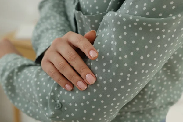 Vrouw Aanraken Shirt Gemaakt Van Gladde Stof Binnen Close — Stockfoto