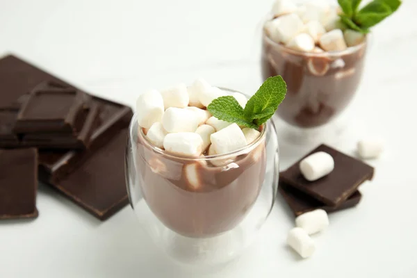Gläser Leckere Heiße Schokolade Mit Marshmallows Und Frischer Minze Auf — Stockfoto
