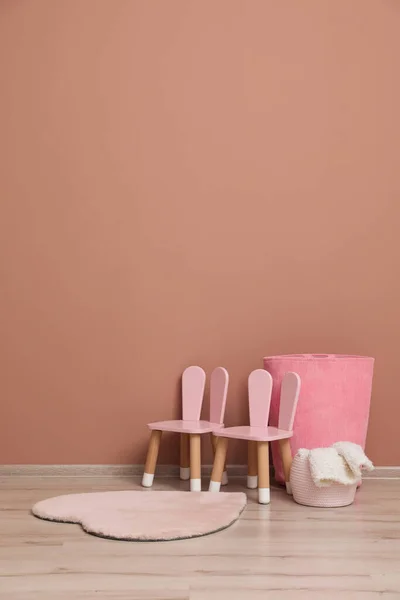 실내의 분홍색 근처에 어린이 의자와 바구니 — 스톡 사진