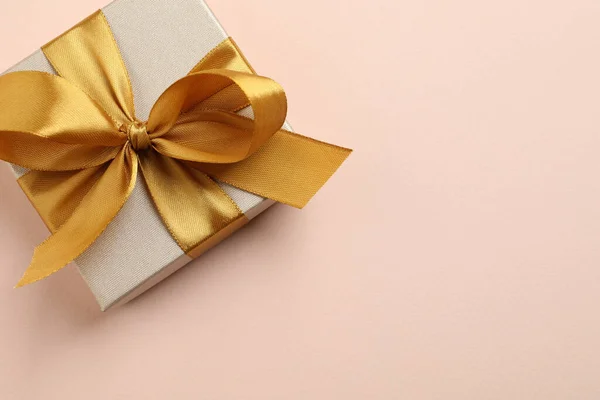 Gyönyörű Ajándék Doboz Arany Rózsaszín Háttér Felső Nézet Szöveg Helye — Stock Fotó