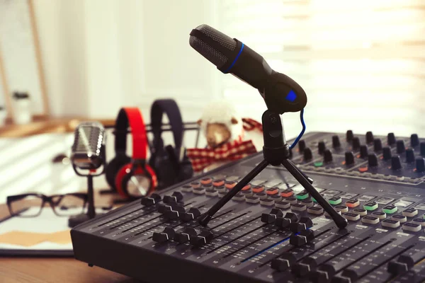 Μικρόφωνο Και Επαγγελματική Κονσόλα Μίξης Ραδιοφωνικό Στούντιο — Φωτογραφία Αρχείου