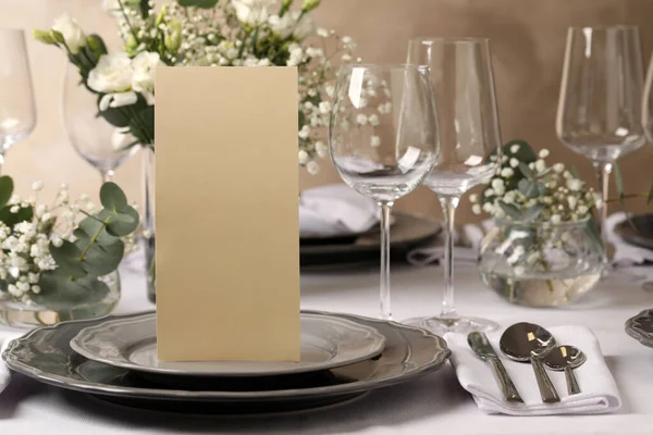 レストランでのお祝いのディナーのためのスタイリッシュなエレガントなテーブル設定 — ストック写真