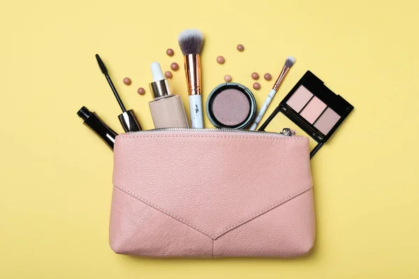 Kosmetiktasche Mit Make Produkten Und Accessoires Auf Gelbem Hintergrund Flache — Stockfoto