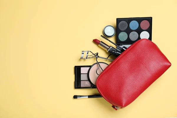 Kosmetiktasche Mit Make Produkten Und Accessoires Auf Gelbem Hintergrund Flach — Stockfoto