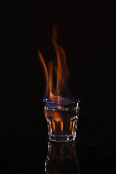 Vodka Flamboyante Verre Sur Fond Noir — Photo