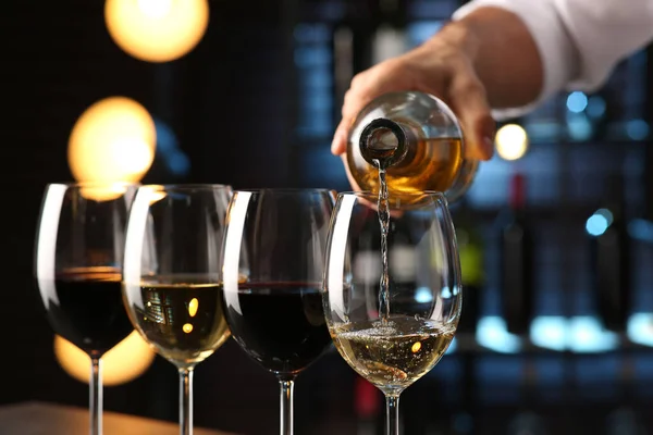 Bartender Förbereder Vinprovning Inomhus Närbild — Stockfoto