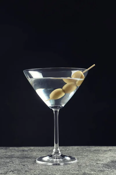 Martini Cocktail Mit Oliven Auf Grauem Tisch Vor Dunklem Hintergrund — Stockfoto