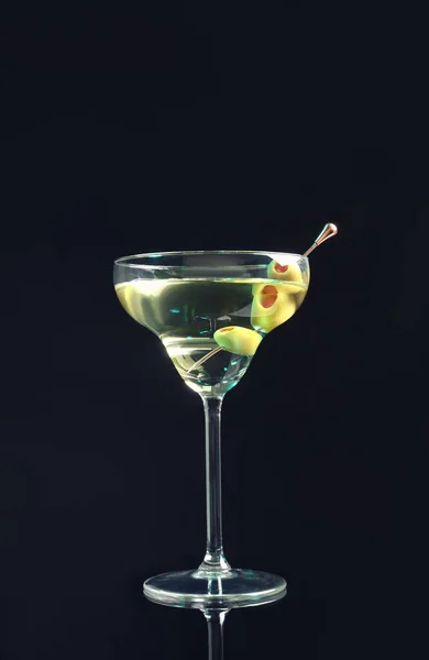 Martini Cocktail Med Oliver Mörk Bakgrund Utrymme För Text — Stockfoto