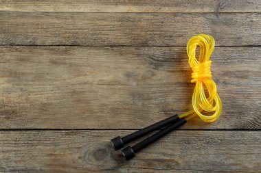 Ahşap masada ip atlamak, üst manzara. Metin için boşluk