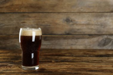 Ahşap masada bir bardak ferahlatıcı soda, metin için yer.