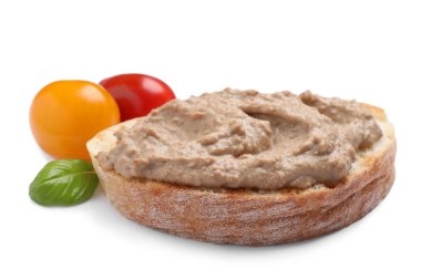 Beyaz arka planda lezzetli ezmeli, domatesli ve fesleğenli ekmek dilimi