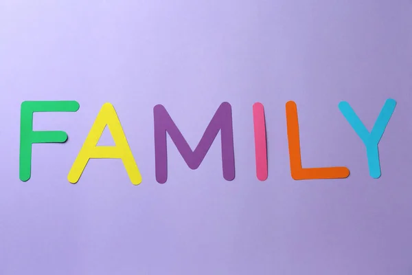 单词家族由彩色纸字母组成 背景为紫罗兰色 布局平坦 — 图库照片