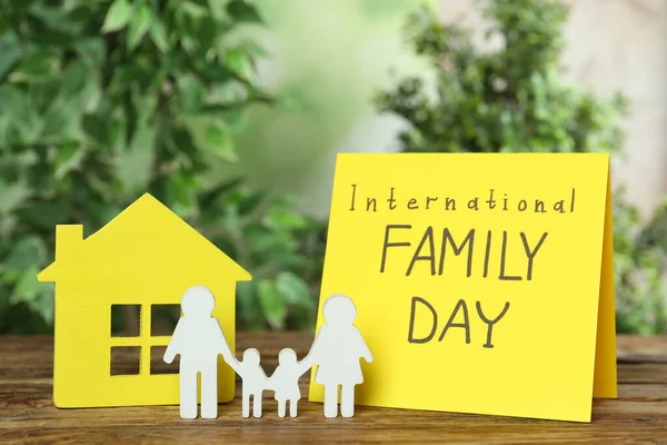 Karte Mit Text Zum Internationalen Familientag Und Figuren Auf Holztisch — Stockfoto