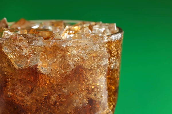 Vaso Refrescante Bebida Con Hielo Sobre Fondo Verde Primer Plano —  Fotos de Stock