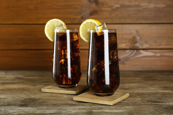 Gläser Mit Erfrischendem Sodawasser Mit Eiswürfeln Und Zitronenscheiben Auf Holztisch — Stockfoto