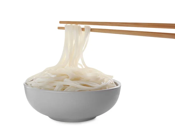 Tomando Macarrão Arroz Com Pauzinhos Tigela Fundo Branco — Fotografia de Stock