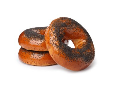 Beyaza izole edilmiş haşhaş tohumlu leziz taze simit.