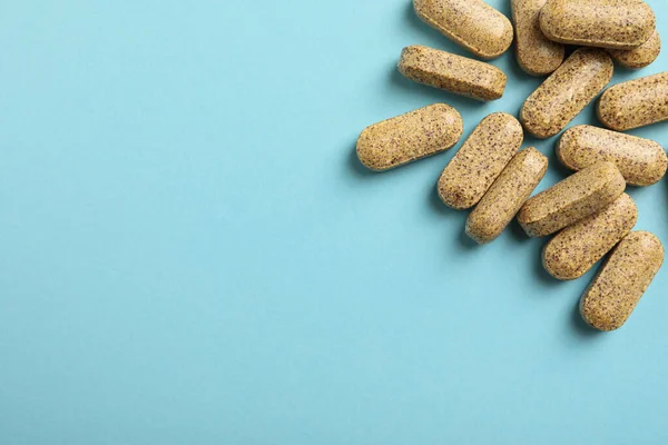 Integratore Alimentare Pillole Sfondo Azzurro Posa Piatta Spazio Testo — Foto Stock