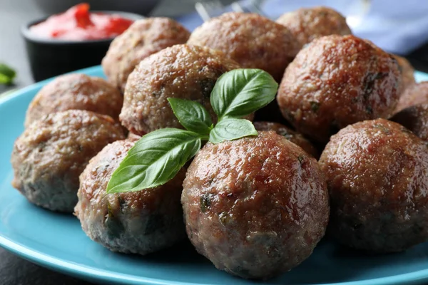 Boulettes Viande Cuites Savoureuses Basilic Sur Assiette Vue Rapprochée — Photo