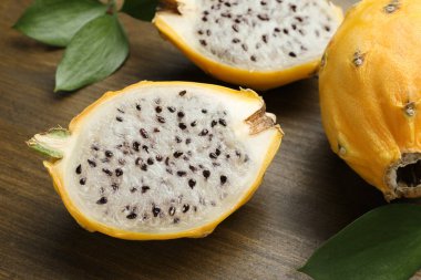 Lezzetli kesim ve tüm ejderha meyveleri (pitahaya) ahşap masada.
