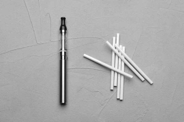 Cigarettes Dispositif Vapotage Sur Table Grise Plat Alternative Tabagisme — Photo
