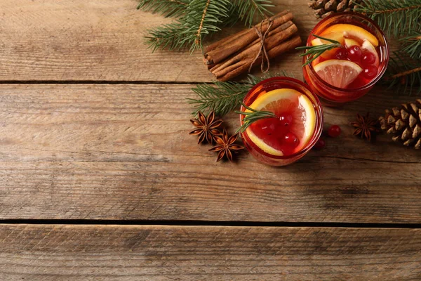 Νόστιμο Ποτό Γροθιά Cranberries Πορτοκάλι Και Μπαχαρικά Ξύλινο Τραπέζι Επίπεδη — Φωτογραφία Αρχείου