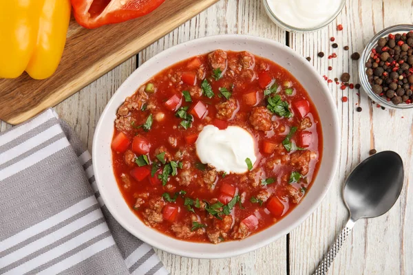 Tigela Deliciosa Sopa Pimenta Recheada Mesa Madeira Branca Flat Lay — Fotografia de Stock