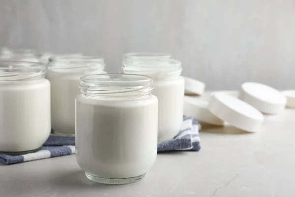 Ízletes Joghurt Világosszürke Márványasztalon — Stock Fotó