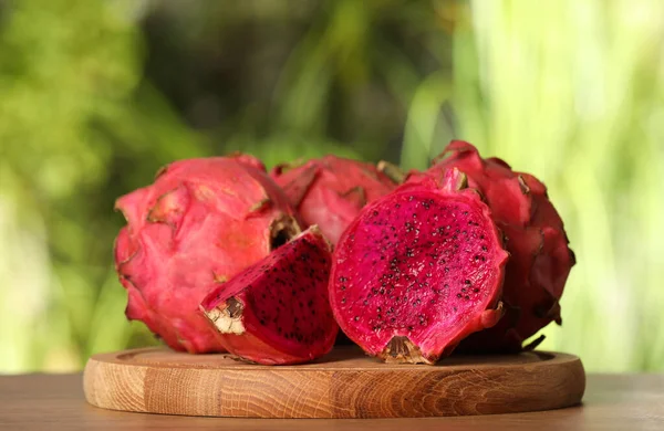 Delizioso Taglio Frutti Drago Intero Pitahaya Sul Tavolo Legno — Foto Stock