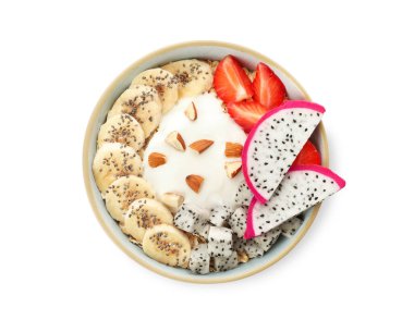 Bir kase granola, pitahaya, muz, çilek ve yoğurt beyaza izole edilmiş.