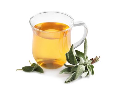 Aromatik adaçayı ve beyaz arka planda taze yapraklar.