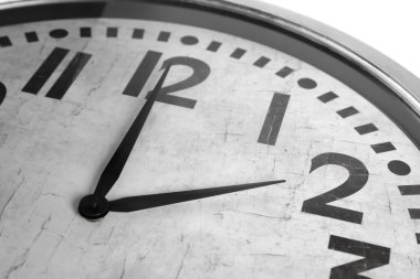 Beyaz arkaplanda analog saati, yakın plan