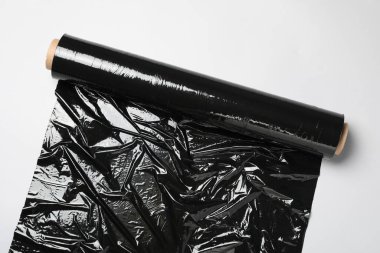 Beyaz zemin üzerinde plastik germe film rulo, üst görünüm