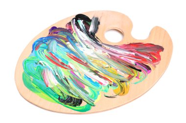 Beyaz arka planda boyalar olan palet. Sanatçı ekipmanı