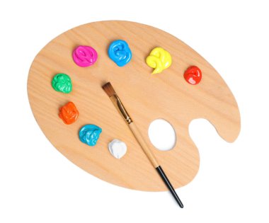 Beyaz arka planda boya ve fırça ile palet, üst manzara. Sanatçı ekipmanı