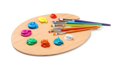 Beyaz arka planda boya ve fırçalı palet. Sanatçı ekipmanı