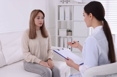 Genç bir kadın klinikteki cinsel yolla bulaşan hastalıklar uzmanıyla görüşüyor.
