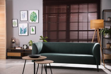 Rahat kanepe ve küçük masalarla dolu şık bir oturma odası.