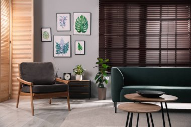 Şık bir oturma odası, rahat bir koltuk ve koltuğu var.