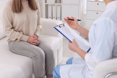 Genç bir bayanın klinikte cinsel yolla bulaşan hastalıklar uzmanıyla randevusu var.